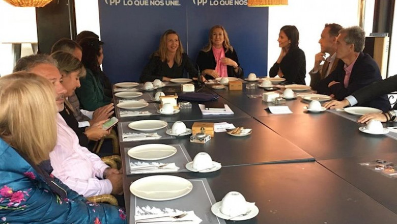 La vicesecretaria general de Organización del PP, Ana Beltrán, y la candidata del PP por Ávila, Alicia García, con representantes del PP en Ávila. | PP ep la vicesecretaria general de organizacion del pp ana beltran y la candidata del pp por avila