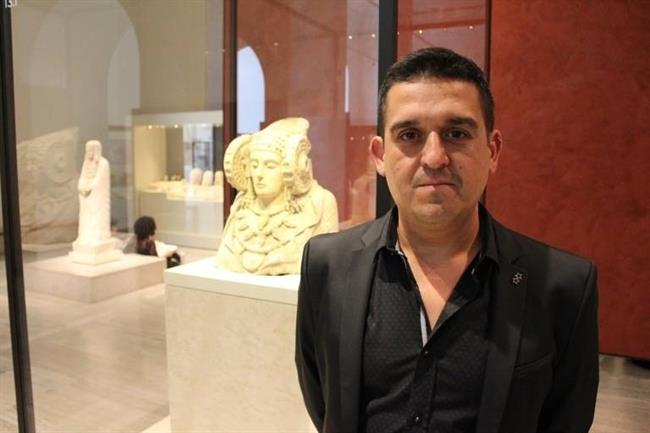 Mulet junto a la dama de Elche | COMPROMÍS ep muletadamaelche