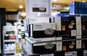 ep paquetes de angulas en la seccion de conservas de un supermercado donde se muestran los precios y