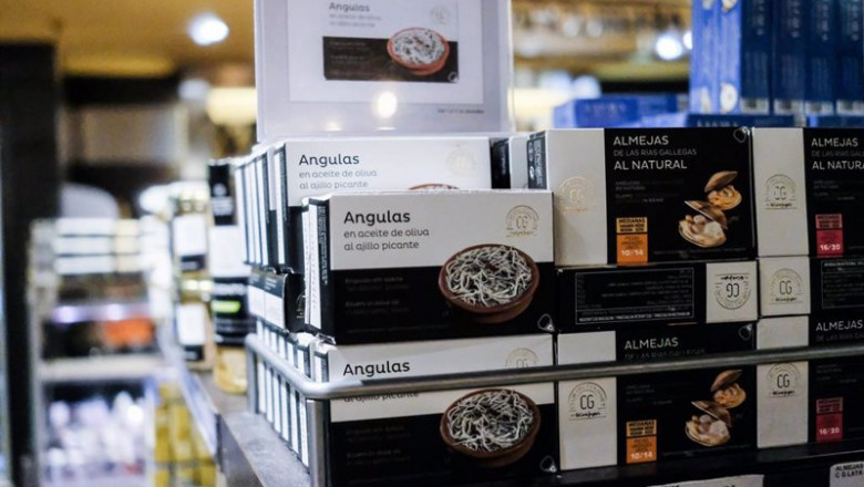 ep paquetes de angulas en la seccion de conservas de un supermercado donde se muestran los precios y