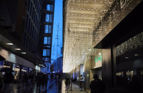 ep transeuntes caminan cerca de una zona comercial en la calle de preciados en madrid