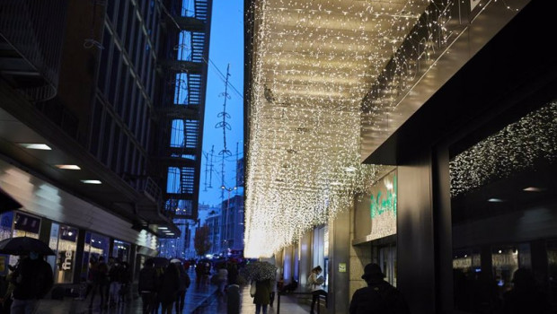 ep transeuntes caminan cerca de una zona comercial en la calle de preciados en madrid
