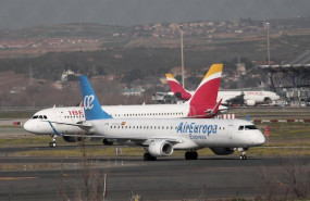 ep un avion de iberia y otro de air europa en las pistas del aeropuerto de barajas