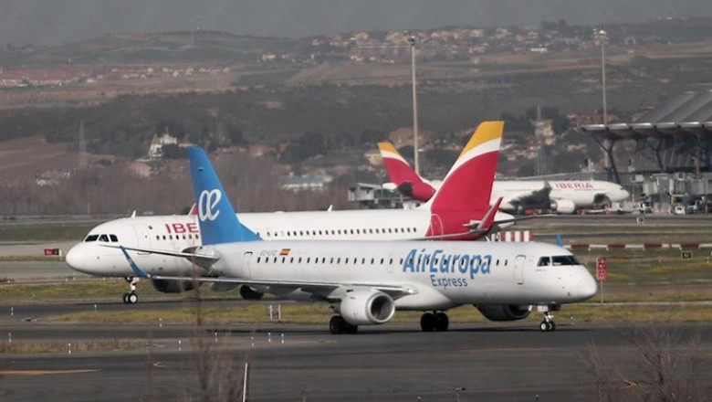 Un avión de Iberia y otro de Air Europa en las pistas del Aeropuerto de Barajas. | Eduardo Parra - Europa Press - Archivo ep un avion de iberia y otro de air europa en las pistas del aeropuerto de barajas