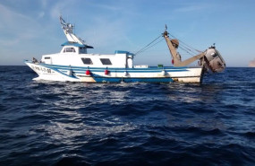 ep un barco de pesca en el mediterraneo