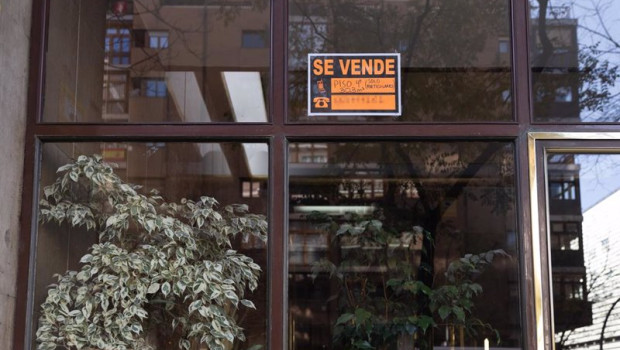 ep un cartel de se vende en un portal de un edificio de viviendas