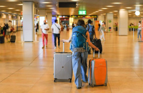 ep un hombre con maletas en la terminal t1 del aeropuerto adolfo suarez madrid barajas el primer dia
