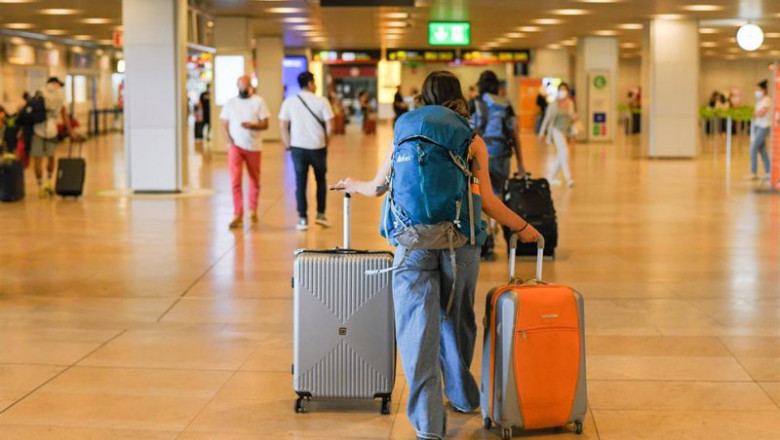 ep un hombre con maletas en la terminal t1 del aeropuerto adolfo suarez madrid barajas el primer dia ep un hombre con maletas en la terminal t1 del aeropuerto adolfo suarez madrid barajas el primer dia