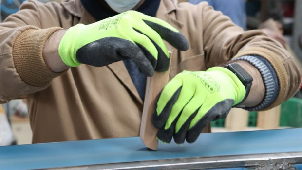 ep un trabajador del sector de la madera