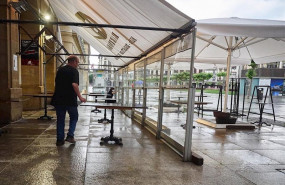 ep un trabajador prepara la terraza del bar para la apertura en la plaza del castillo en el dia