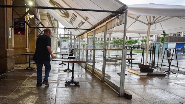 ep un trabajador prepara la terraza del bar para la apertura en la plaza del castillo en el dia