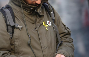 ep una persona con lazo amarillo y chapa de libertad para los presos politicos frente al supremo por