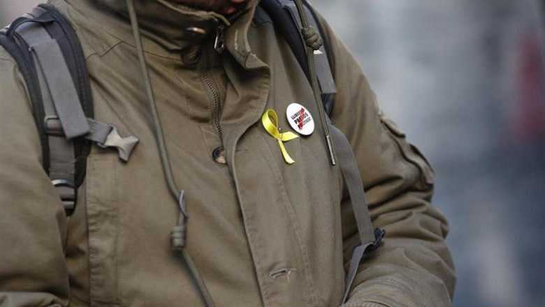 ep una persona con lazo amarillo y chapa de libertad para los presos politicos frente al supremo por
