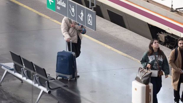 ep varias personas caminan con maletas en uno de los andenes de la estacion de atocha a 22 de marzo
