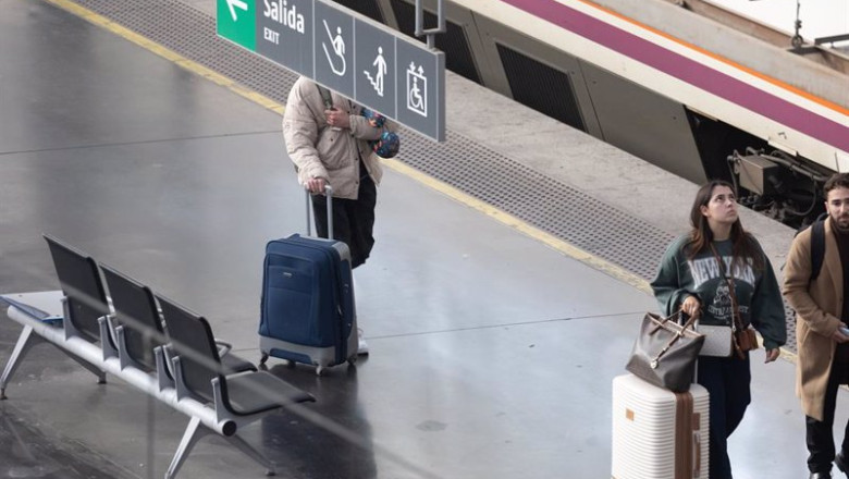 ep varias personas caminan con maletas en uno de los andenes de la estacion de atocha a 22 de marzo ep varias personas caminan con maletas en uno de los andenes de la estacion de atocha a 22 de marzo