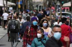 ep varias personas caminan en gran via durante el primer dia laboral tras el estado de alarma a 10