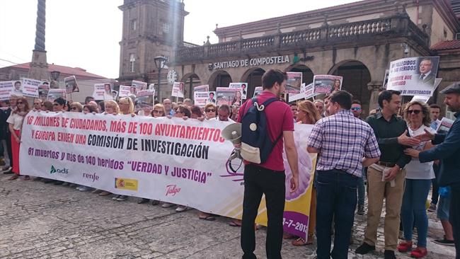 Víctimas del accidente ferroviario de Anrgois marchan ene l cuarto aniversario. | EUROPA PRESS ep victimasaccidente ferroviarioanrgois marchan ene l cuarto aniversario