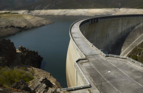 ep vista general de la carretera sobre el estado del embalse de portas en la cuenca mino sil a 24 de