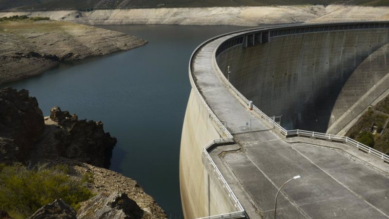 ep vista general de la carretera sobre el estado del embalse de portas en la cuenca mino sil a 24 de