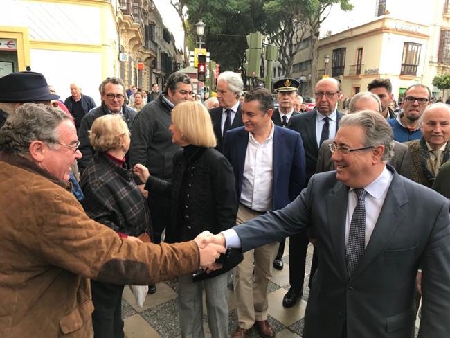 Zoido saluda a una ciudadano en las calles de Jerez | EUROPA PRESS ep zoido saludauna ciudadanolas callesjerez