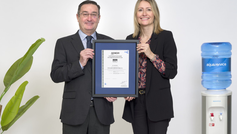 isabel moliner responsable de calidad y medioambiente de aquaservice con salvador ibez moscard director territorial de aenor 
