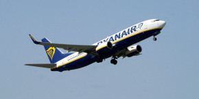 un avion ryanair decolle de l aeroport international de riga 