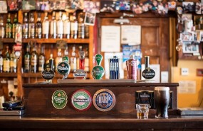 bar, pub bar, pub