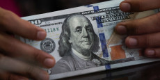 billets de banque en dollars americains dans un bureau de change a jakarta 