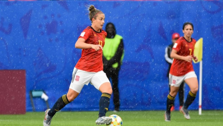 Alexia Putellas dirige el balón ante Marta Corredera en un partido de la selección española en el Mundial de Francia | Melanie Laurent/A2M Sport Cons/AFP7/Europapress ep alexia putellas dirigebalonmarta correderaun partidola seleccion espanolamundialfrancia