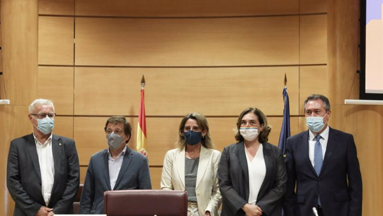 Archivo - (I-D) El alcalde de Valencia, Joan Ribó; el alcalde de Madrid, José Luis Martínez-Almeida; la vicepresidenta tercera y ministra para la Transición Ecológica y el Reto Demográfico, Teresa Ribera; la alcaldesa de Barcelona, Ada Colau, y el alcalde | Marta Fernández Jara - Europa Press - Archivo ep archivo i d el alcalde de valencia joan ribo el alcalde de madrid jose luis martinez almeida la