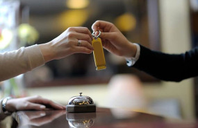 ep archivo   imagen de un trabajador en un hotel