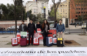 ep archivo   un grupo de jovenes participa en una manifestacion de la espana vaciada frente al