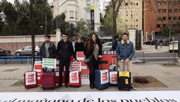 ep archivo   un grupo de jovenes participa en una manifestacion de la espana vaciada frente al