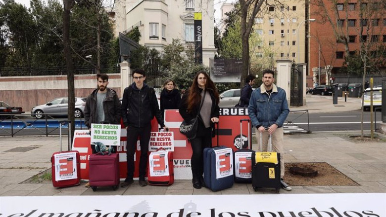 ep archivo   un grupo de jovenes participa en una manifestacion de la espana vaciada frente al