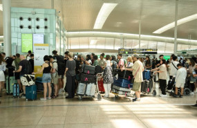 ep archivo   un grupo de personas hacen colas en el aeropuerto de barcelona en una imagen de archivo