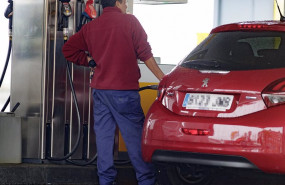 ep archivo   un hombre reposta carburante en una estacion de servicio en madrid espana a 30 de marzo
