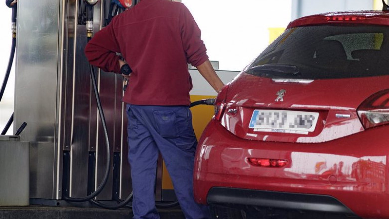 ep archivo un hombre reposta carburante en una estacion de servicio en madrid espana a 30 de marzo ep archivo un hombre reposta carburante en una estacion de servicio en madrid espana a 30 de marzo