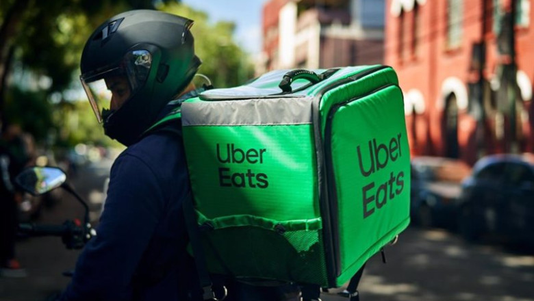 ep archivo   un repartidor de uber eats en moto