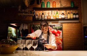 ep archivo   una camarera sirve una copa de vino en el interior de un bar