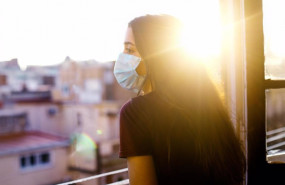 ep archivo   una joven asomandose a la ventana de su vivienda