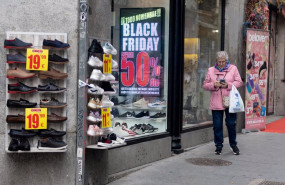 ep archivo una mujer pasa por delante de una tienda en el black friday ep archivo una mujer pasa por delante de una tienda en el black friday