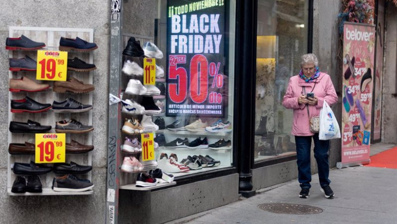 ep archivo una mujer pasa por delante de una tienda en el black friday ep archivo una mujer pasa por delante de una tienda en el black friday