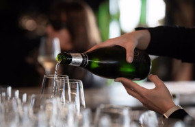 ep archivo   una mujer sirve una copa de vino 21 de febrero de 2024 en barcelona catalunya espana