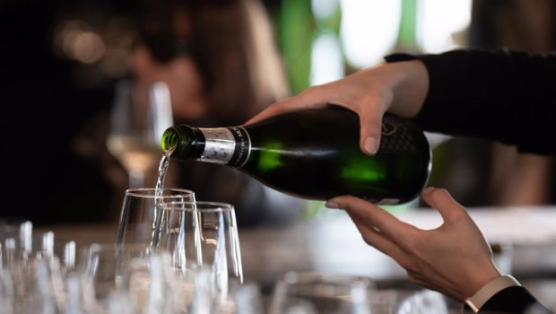 ep archivo   una mujer sirve una copa de vino 21 de febrero de 2024 en barcelona catalunya espana
