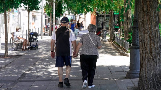 ep archivo   una pareja de ancianos camina por la calle cogida de la mano a 27 de julio de 2021 en