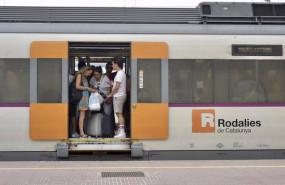 ep archivo   varias personas en el interior de un tren de rodalies