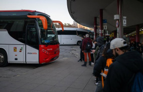 ep archivo   varias personas esperan para coger un autobus en la estacion de fabra i puig a 23 de