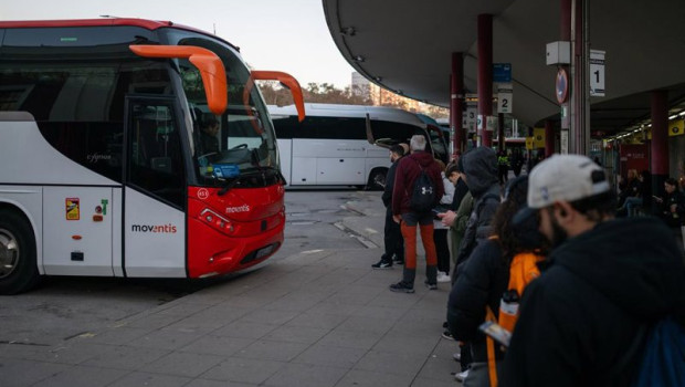 ep archivo   varias personas esperan para coger un autobus en la estacion de fabra i puig a 23 de