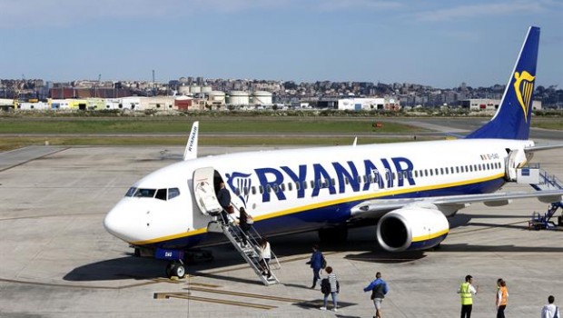 Avión de Ryanair en el aeropuerto Seve Ballesteros de Santander | GOBIERNO ep avionryanairaeropuerto seve ballesterossantander