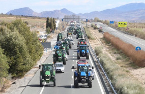 ep concentracion de tractores en la a-92n entre almeria y granada